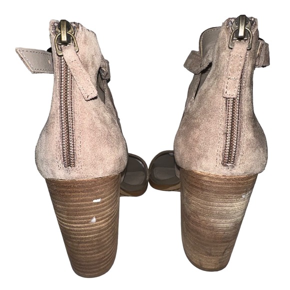 Hinge Strappy Heels 9M - Picture 5 of 9